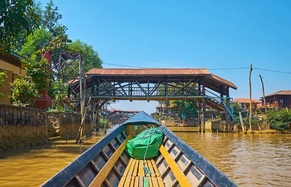 Kanal Inle Gölü Ywama ahşap evler tarafından çevrili, bankalar geleneksel köprüleriyle, Myanmar bağlı.