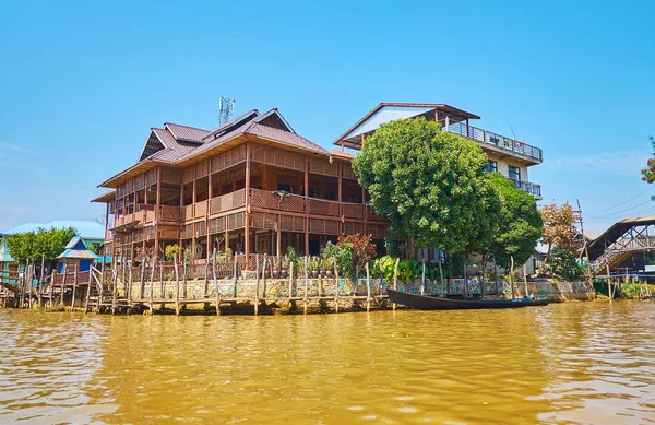 Las Aldeas Situadas Lago Inle Tienen Propio Estilo Arhitectural Con —  Fotos de Stock