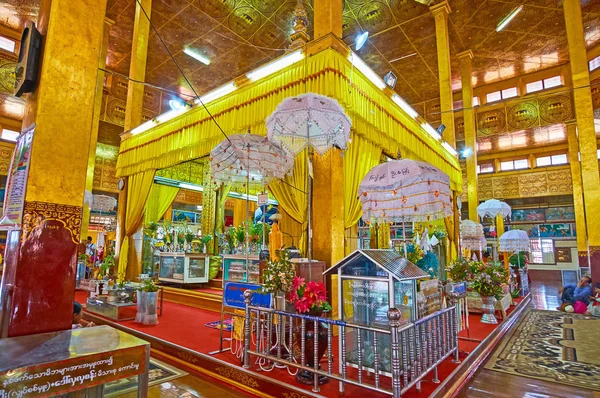 Ywama, Myanmar - 18 Şubat 2018: Hpaung Daw U Pagoda Inle Gölü, üzerinde 18 Şubat Ywama içinde tapınak ortasında Lord Buda'nın altın görüntülerle oyuk.