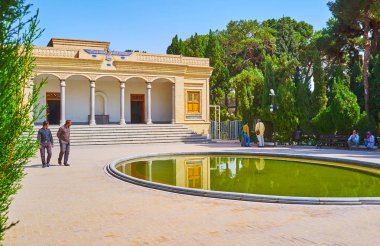 Yezd, Iran - 18 Ekim 2017: Zerdüşt Atash Behram (muzaffer ateş) Tapınağı, önünde açık yüzeyi taş sütunlar ve Faravahar sembolü sundurma, yukarıda üzerinde 18 Ekim Yazd süslenmiş ile su birikintisi.