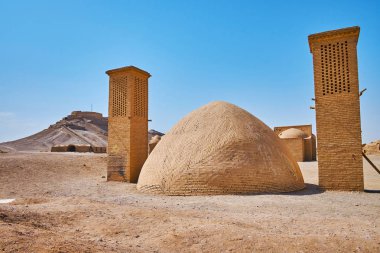 Yazd, Iran yanında çöl bağların sessizlik kuleleri Zerdüşt mezar kompleksi bulunan wincatcher kuleli buz odası olarak kullanarak, tuğla bina korunmuş.