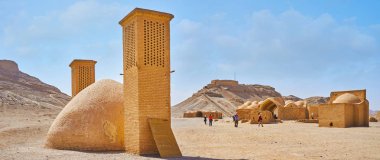 Yazd, Iran - 18 Ekim 2017: Zerdüşt Panorama arkeolojik sitesi - sessizlik kuleleri antik mezar kompleksi ile tören binalar ve bağların (buz odası) 18 Ekim Yazd içinde ön plan üzerinde.