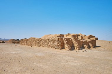 Antik Zoroastrian ritüel binalar (khaiele) mezar sitesinin çöl gerekçesiyle kalıntıları adlı Towers of Silence (Dakhma), Yezd, Iran.