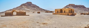 Khaiele kült binalar ve kayalık hills, ile çöl zemin Zerdüşt kuleleri sessizlik - defin töreni, Yezd, Iran için siteleri ile tepesinde Panoraması.