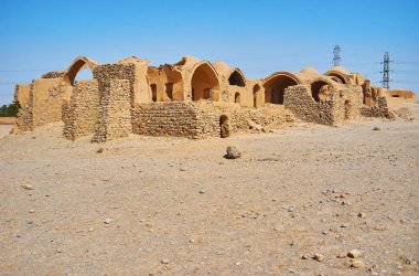 Taş duvarlar ve sessizlik kuleleri gömüldüğü yer gerekçesiyle, Yezd, Iran bulunan antik Khaiele kült yapıların kalıntıları adobe.