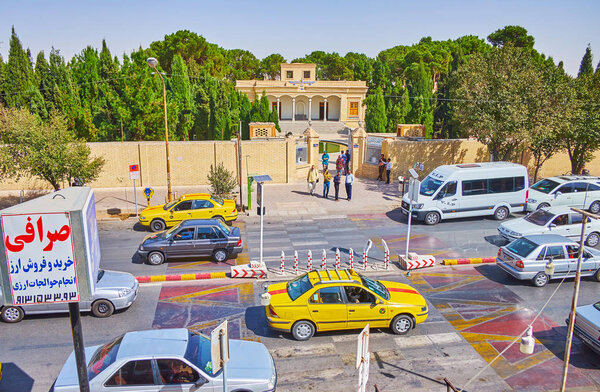 ЯЗД, ИРАН - 18 октября 2017 года: Жесткое движение вдоль улицы перед храмом Зороастрийского Аташа Бехрама (Победоносный огонь), 18 октября в Язде
.