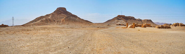 Панорама древнего захоронения зороастрийцев, названного Башней молчания, расположенной в пустынном районе, Язд, Иран
.