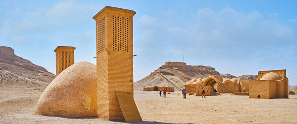 ЯЗД, ИРАН - 18 ОКТЯБРЯ 2017 года: Панорама Зороастрийского археологического объекта - древнего захоронения Башен тишины с руинами церемониальных зданий и яхчальской (ледяной камеры) на переднем плане, 18 октября в Язде
.