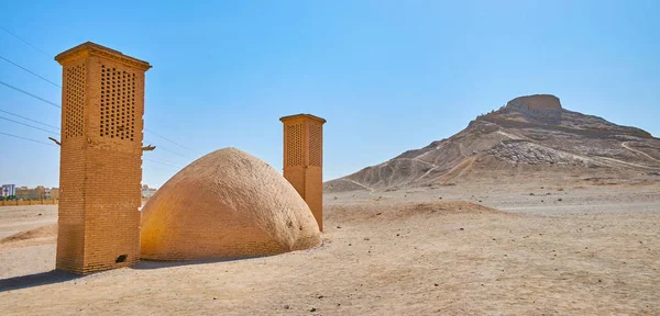Antik mimari ve Zerdüşt gelenekleri, çöl nedenlerle, Yezd, Iran bulunan sessizlik kuleleri (Dakhma) mezar siteyi ziyaret keşfetmek.