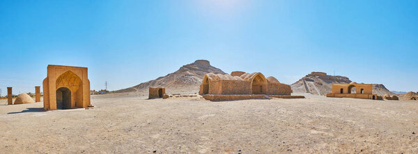 Панорама знаменитых зороастрийских памятников Язда, расположенных в пустыне - погребальный комплекс, известный как Башни молчания или Дахма с сохранившимися церемониальными зданиями (хаиле), водохранилище, яхчальские и ритуальные башни, Иран
.