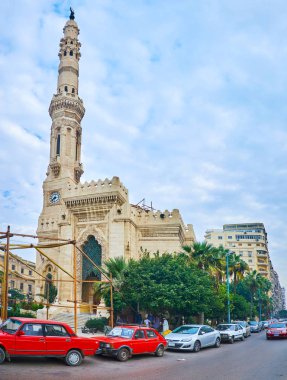 Alexandria, Mısır - 18 Aralık 2017: Omar Lotfy Street görünüm üzerinde Al Qaed Ibrahim Camii - süslü ile en güzel şehir müteşekkil desen ve uzun boylu minare, 18 Aralık Alexandria oyulmuş.