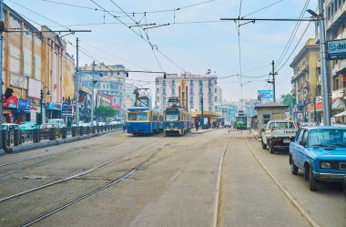 Alexandria, Mısır - 18 Aralık 2017: Al Ramlh tramvay Mahta Al Raml kare - 18 Aralık Alexandria üzerinde her zaman kalabalık ve meşgul yer içinde terminal.