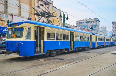 Alexandria, Mısır - 18 Aralık 2017: Mavi vintage tramvay Mahta al Raml kare, 18 Aralık Alexandria terminal istasyonuna güzergâhı başlar.