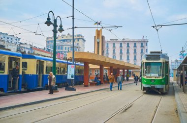 Alexandria, Mısır - 18 Aralık 2017: Kalabalık tramvay terminal istasyonla vintage tramvay Mahta al Raml kare, 18 Aralık Alexandria üzerinde yer alan,.