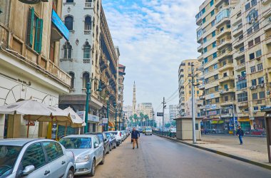 Alexandria, Mısır - 18 Aralık 2017: Mahta Al Raml kare gibi şehir merkezi yerler her zaman meşgul ve gürültülü, buraya park edilmiş ve sürüş arabalar ve insanlar, bir sürü 18 Aralık Alexandria.