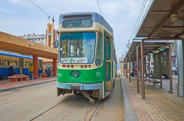 Alexandria, Mısır - 18 Aralık 2017: Mahta Al Raml kare, 18 Aralık Alexandria üzerinde bulunan eski yeşil tramvayda terminal istasyonu.