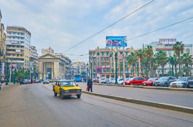 Alexandria, Mısır - 18 Aralık 2017: Yürüyüş 18 Aralık Alexandria şehrin tarihi yapıların manzaralı Saad Zagloul Meydanı'nın yanında Omar Lotfy cadde boyunca.