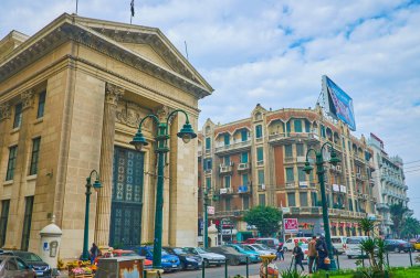 Alexandria, Mısır - 18 Aralık 2017: Ticaret Odası yüzler Omar Lotfy sokak ve 18 Aralık İskenderiye ile İtalyan tarza sahip tarihi konaklar, komşu cephe.