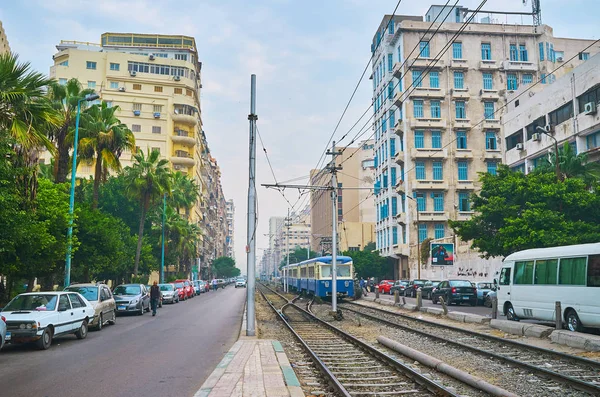 Alexandria, Mısır - 18 Aralık 2017: Al Ramlh tramvay şebekesinin vintage tramvay Omar Lotfy cadde boyunca yüksek konut binalar ile her iki tarafta da 18 Aralık Alexandria rides.
