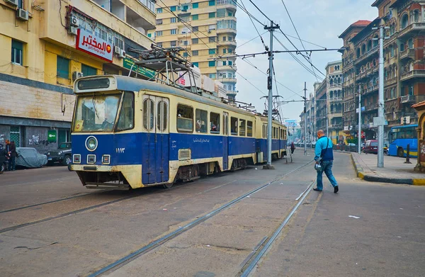 Alexandria, Mısır - 18 Aralık 2017: Mahta al Raml Meydanı kalabalık ve meşgul, orada arabalar, yayalar ve tramvaylar burada, her zaman bir sürü üzerinde Aralık 18 Alexandria yerdir.