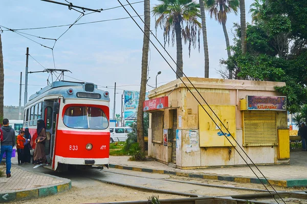 Alexandria, Mısır - 18 Aralık 2017: Vintage kırmızı tramvay istasyonu Mahta Al Raml kare, 18 Aralık Alexandria.
