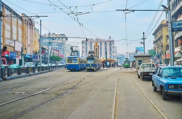 Alexandria, Mısır - 18 Aralık 2017: Al Ramlh tramvay Mahta Al Raml kare - 18 Aralık Alexandria üzerinde her zaman kalabalık ve meşgul yer içinde terminal.