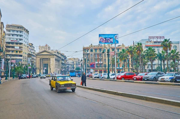 Alexandria, Mısır - 18 Aralık 2017: Yürüyüş 18 Aralık Alexandria şehrin tarihi yapıların manzaralı Saad Zagloul Meydanı'nın yanında Omar Lotfy cadde boyunca.