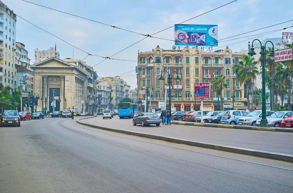 Alexandria, Mısır - 18 Aralık 2017: Geniş Caddesi ömer Lotfy tarihi konakları ve 18 Aralık Alexandria Ticaret Odası Yunan özgü Yapı Manzaralı.