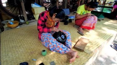 Bagan, Myanmar - 25 Şubat 2018: Geleneksel Lake Atölyesi 25 Şubat Bagan içinde otantik Birmanya cila parçaları, oluşturma uzun ve zor işlemini temsil edecek şekilde turistler için açıktır. 