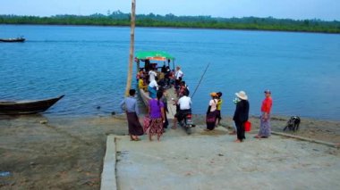 Kangyi, Myanmar - 28 Şubat 2018: Feribot 28 Şubat Kangyi içinde Kangy nehrinde balıkçı köyleri arasında sıraya.