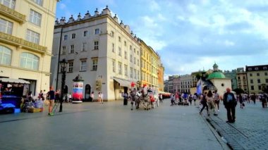 Krakow, Polonya - 10 Haziran 2018: The Mariacki Square üzerinde 10 Haziran Krakow Old Town önemli dönüm noktası tarihi kiliseler, doğal Konakları, sürme eski moda arabaları ve rahat kafe olduğunu.