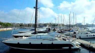 Valletta, Malta - 17 Haziran 2018: 17 Haziran'da Valletta dalgalar ve binaların arka plan üzerinde Marsamxett kasabanın üzerinde sallanan Valletta Marina ile çok sayıda Yatlar,. 