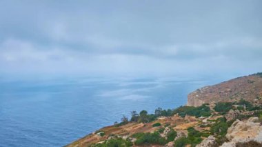 Rüzgarlı hava ve Dingli Cliffs - Kuzey bölge Malta'nın ünlü doğal landmark üzerinde alçak bulutlar.
