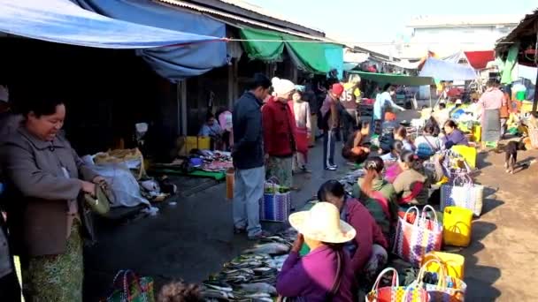 Nyaungshwe Myanmar Februari 2018 Mingalar Marknaden Populärt Semesterbyn Lokala Säljare — Stockvideo