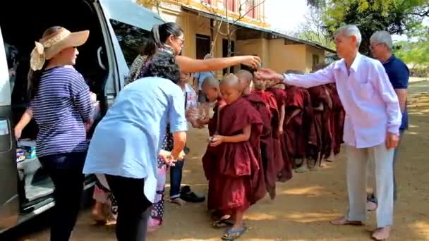 Bagan Myanmar Febbraio 2018 Coda Donazioni Orfane Monaci Novizi Samanere — Video Stock