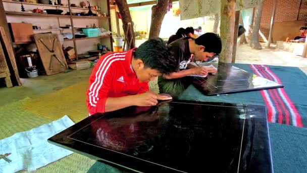 Bagan Myanmar Febbraio 2018 Giovane Artigiano Realizza Foto Pannelli Lacca — Video Stock