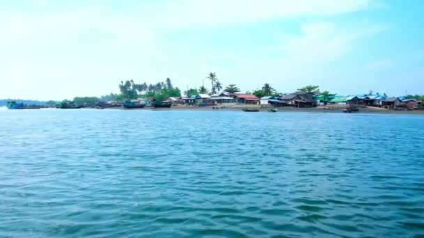 Ταξίδι Πέρα Από Τον Ποταμό Kangy Για Μικρό Ψαράδικο Χωριό — Αρχείο Βίντεο