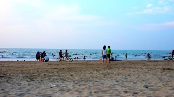 Chaung Tha Myanmar Fevereiro 2018 Turistas Desfrutam Tempo Livre Praia — Vídeo de Stock