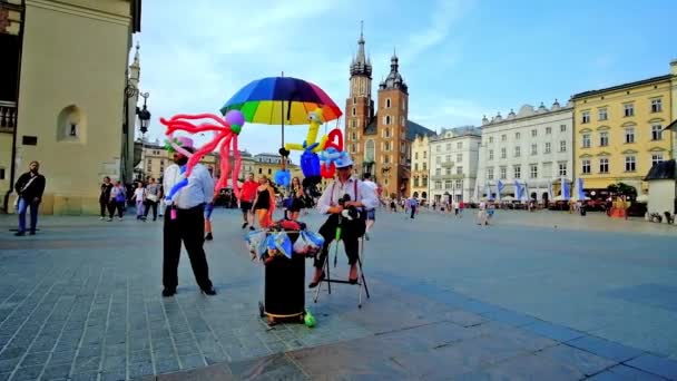 克拉科夫 2018年6月10日 供应商制作丰富多彩的动物数字 吸引小客户访问主市场广场上的热气球摊位 在6月10日在克拉科夫 — 图库视频影像