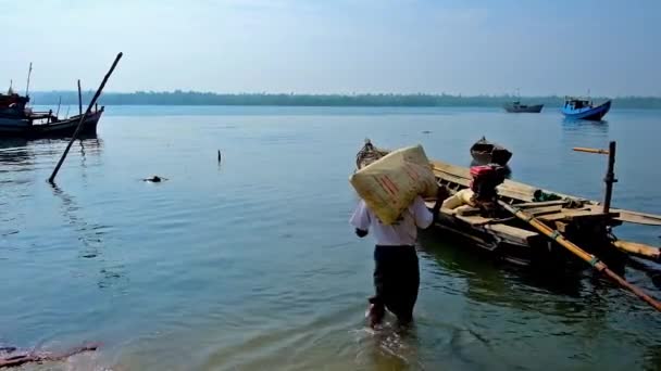 Chaung Tha Myanmar Maart 2018 Boater Ladingen Zijn Schip Afgemeerd — Stockvideo