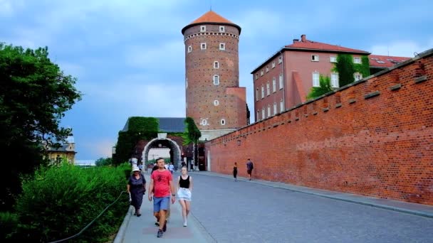 Krakow Polónia Junho 2018 Caminhada Longo Estrada Castelo Até Portão — Vídeo de Stock