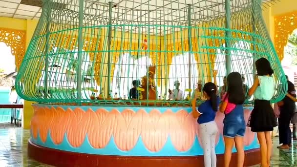 このような感じの五重塔の寄付のためのパビリオンが可動フィギュアとバゴーの 日のコインをヒットしようとして楽しんで 小さな子供たちを引き付けるバゴー ミャンマー 2018 — ストック動画