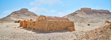 Çöl kayalık tepenin eski Towers Yazd İran'da korunmuş sükût - Zerdüşt mezar yapıları, ile tepesinde.