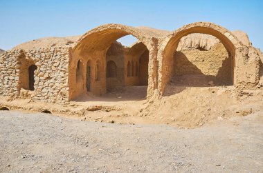 Adobe Khaiele tören Dakhma bölge (sessizlik kuleleri) Zerdüşt sit alanı, Yezd, Iran üzerinde kayalık çölde yapı kalıntıları.