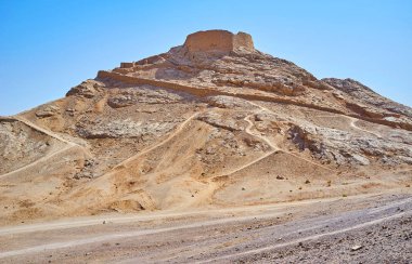 Yazd yanındaki kayalık çöl korunmuş antik Zoroastrian karmaşık sessizlik kuleleri (Dakhma), Iran sahiptir.