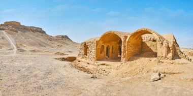 Kayalık çöl panoraması ile korunmuş kalıntıları antik Zoroastrian mezar kompleksi Dakhma (sessizlik kuleleri), Yezd, Iran.