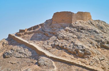 Korunmuş Tower of Silence (Dakhma) - kayalık tepenin götürür uzun yoldan mezar Zerdüşt bina, bulunan çöl, Yezd, Iran.