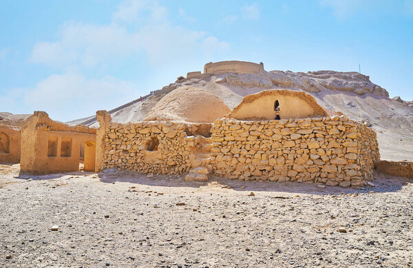 Каменные стены и адобские купола разрушенных церемониальных зданий Хайеле, сохранившиеся в археологическом памятнике "Башни молчания" (Дахма), Язд, Иран
.