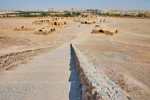 Dakhma (sessizlik Kulesi) Zerdüşt hill gömüldüğü yer, Yezd, Iran dibinde birçok tören Khaiele Binası.