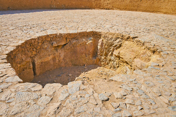 Яма на вершине Башни Тишины (Дахма), сохраненная в археологическом месте рядом с Яздом, Иран
.